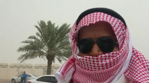 [فيديو وصور] الرياح تلعب.. والغبار يضرب.. والملثمون يحتمون بـ “الأشمغة”