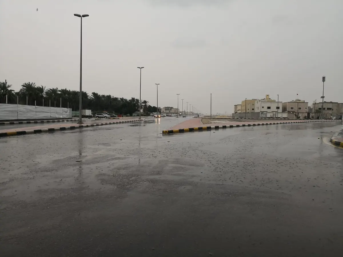 [صور وفيديو] سماء القطيف تُمطر بعد 36 ساعة من توقعات هيئة الأرصاد