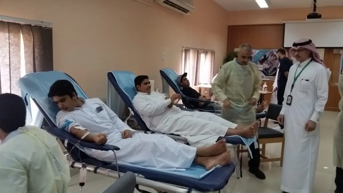 طلاّب صفوى يتبرعون بالدم لصالح مركزي القطيف
