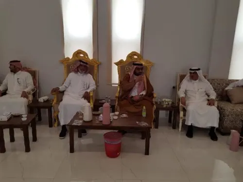 محافظ القطيف يقدم واجب العزاء لأسرة العواد بدارين