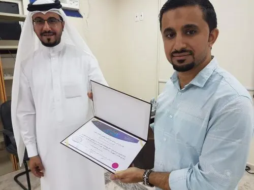 طلاب مدرسة العوامية الثانوية يلتقون بمؤلف كتاب “أنت من تكون”