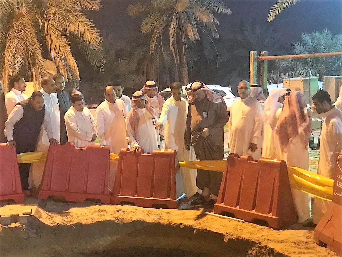 بلدية القطيف تجتمع في الهواء الطلق لبحث مشكلة عين “الغُرَّهْ”