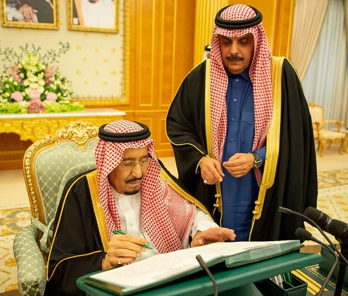 انخفاض عجز الميزانية لعام 2018م إلى 136 مليار ريال.. والإيرادات 975 مليار ريال ميزانية قياسية بإجمالي إنفاق يبلغ ترليون و106 مليار ريال