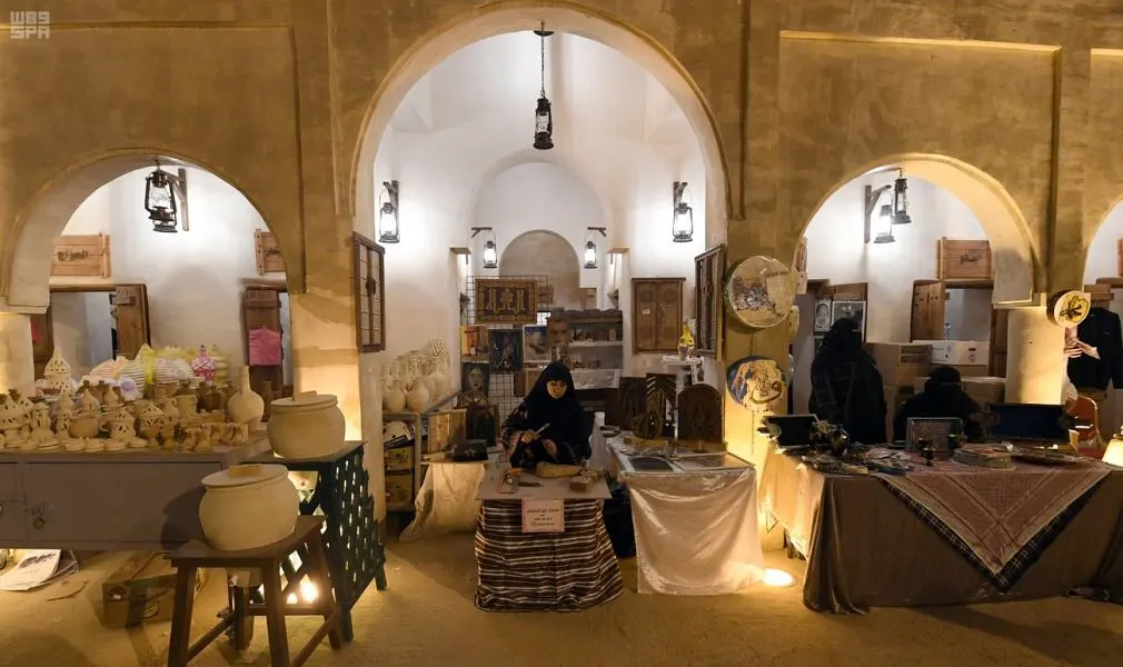 “القيصرية” إرث تقليدي للثقافة.. ووجهة اقتصادية وسياحية لزوار الجنادرية