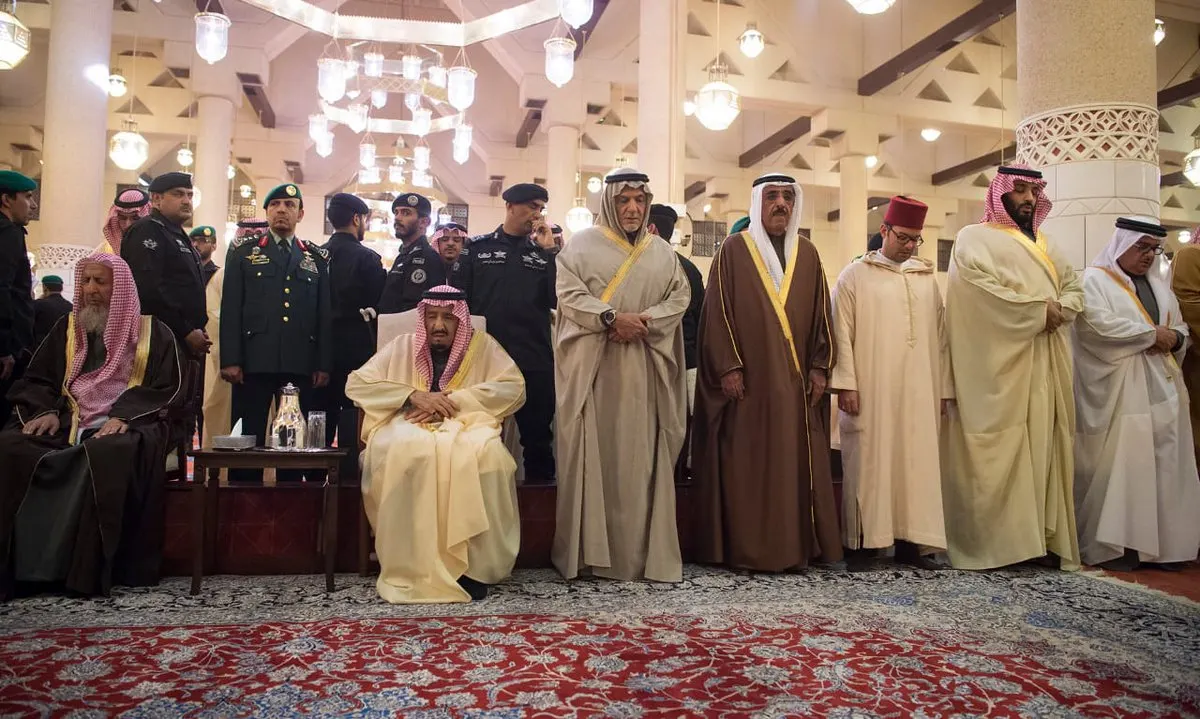 الملك يؤدي صلاة الميت على الأمير طلال بن عبدالعزيز