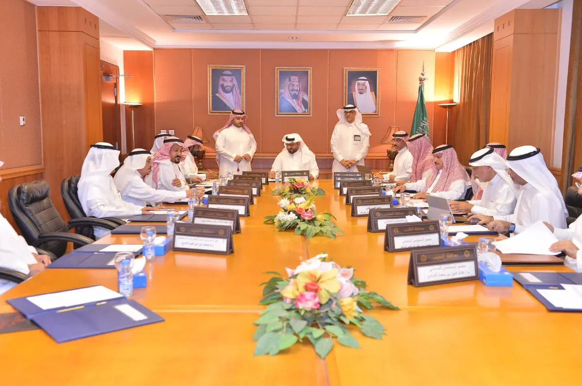 الصفيان يطلب من مكتب التعليم العمل على سحب المشاريع المتعثرة محلّي القطيف يناقش مشاريع ميزانية 2019 ويُطالب المسؤولين بالمتابعة ميدانياً