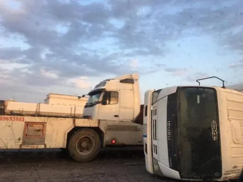 نجاة سائق شاحنة من حادث انقلاب في طريق “أبو حدرية”