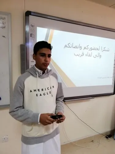 طالب متوسطة يحاضر على زملائه حول طريقة “بومودورو” للمذاكرة
