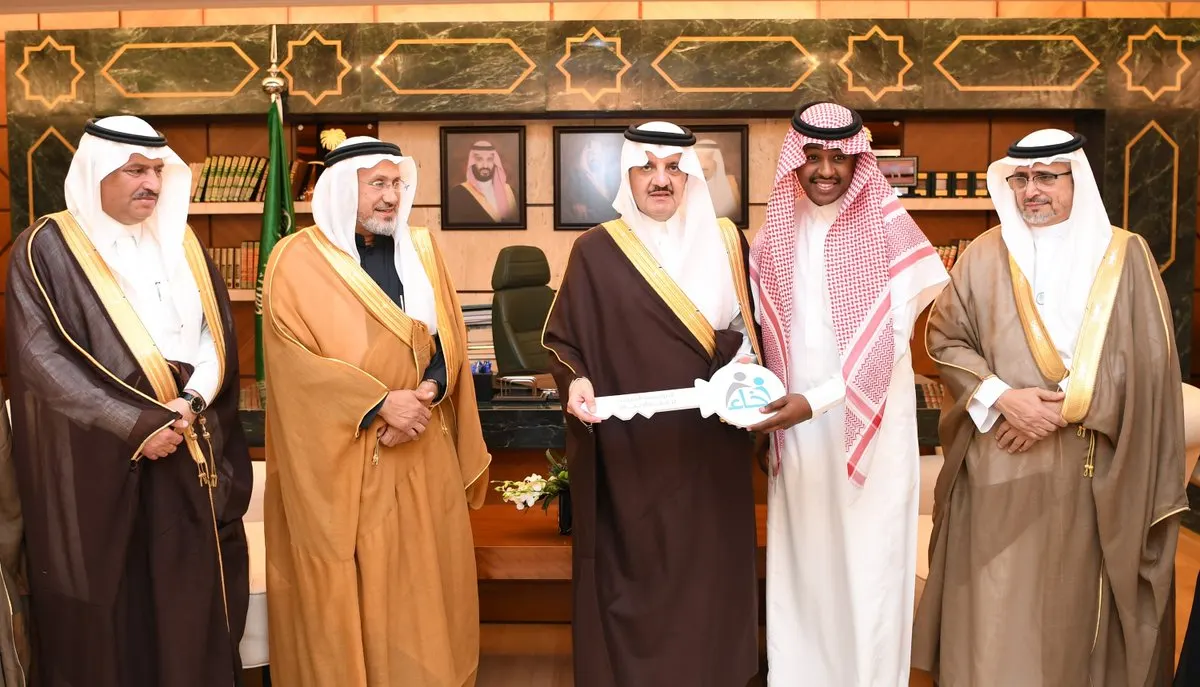 أمير الشرقية يسلّم 5 من مستفيدي “إخاء” مفاتيح منازلهم