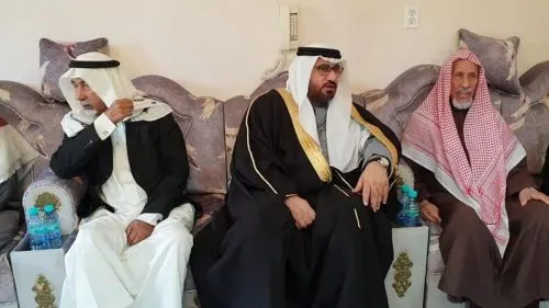 محافظ القطيف يقدم واجب العزاء لأسرة الرحيل بعنك