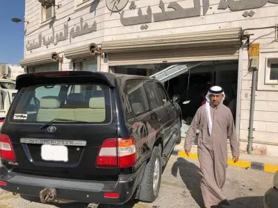 سيارة امرأة تصنع إعلاناً سريع الانتشار.. لـ “مطعم العوامية الحديث”