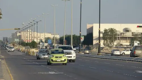 [فيديو] تحويلة خطر في إشارة “بنده”.. فمن ينبّه مقاول الصيانة..؟
