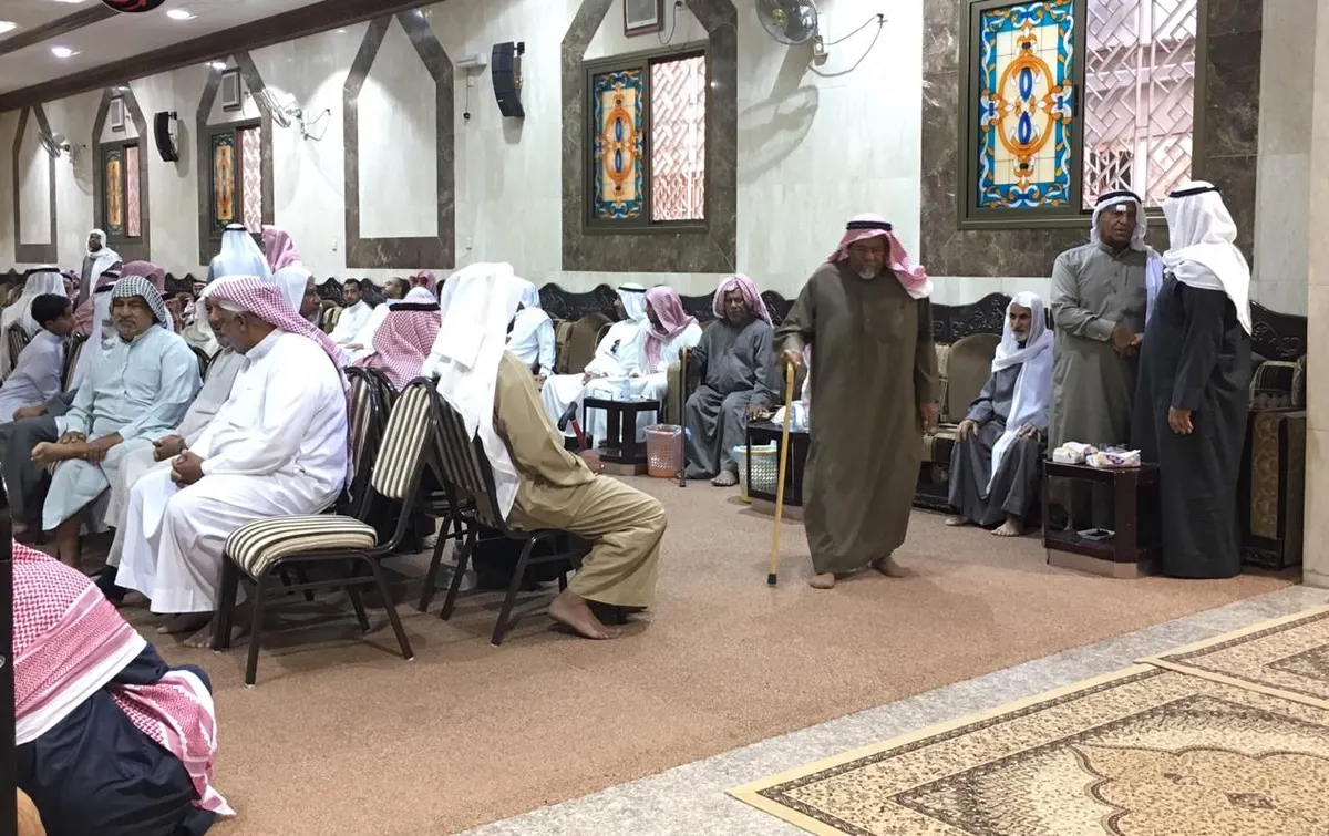 أسرة الطفل المنحور تعود إلى الأحساء وتتلقى العزاء في “الشعبة”