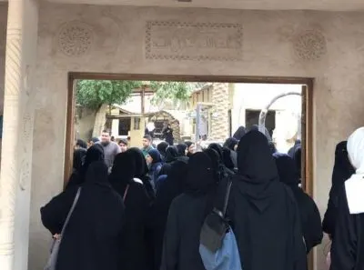 ٢٣ يتيمة من القطيف يتعرفن على معالم الأحساء