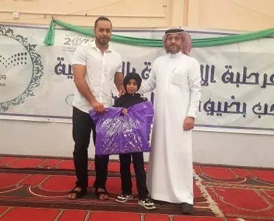 طفل في الـ 10 يلتقط فكرة الخلف ويجمع أغطية العلب في مدرسته