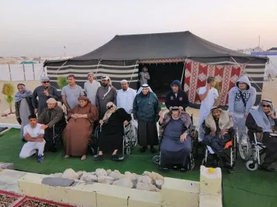 آباء دار الرعاية الاجتماعية في رحلة صحراوية باردة
