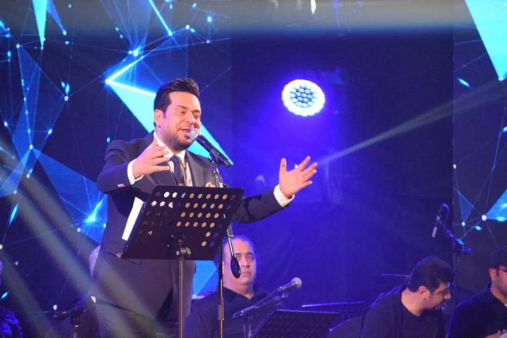 [فيديو] مواويل حاتم العراقي تُموّج جمهور حفل سيهات
