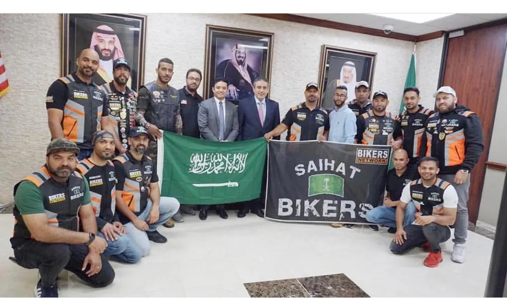 [هيوستن] السفير العنقري يحاور “سيهات بايكرز” حول رحلتهم الأمريكية
