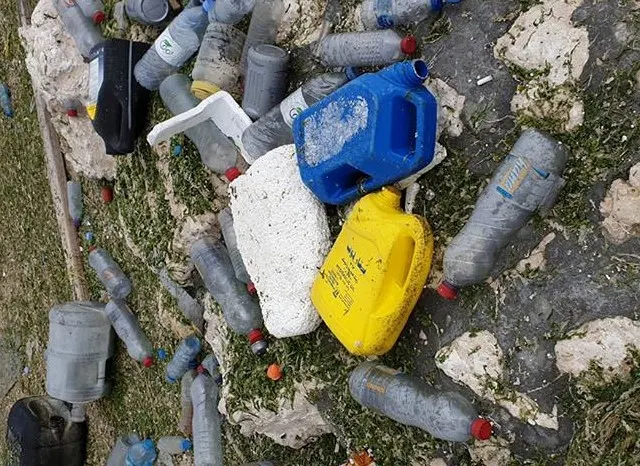 [صور] صيادون في القطيف يحتفلون بـ “أسبوع البيئة”.. برمي نفاياتهم في البحر