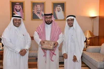 الصفيان يتلقى نسخة من كتاب الخاطر