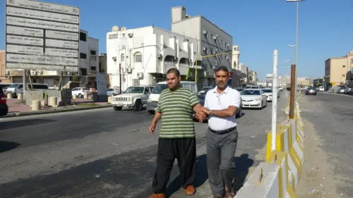 [فيديو] من مواطن كفيف إلى مرور وبلدية القطيف: كيف أعبر طريق “أُحد” إلى أهلي في البحاري..؟!