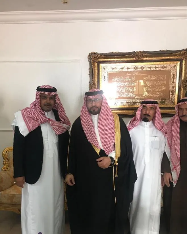 محافظ القطيف يقدم واجب العزاء لأسرة الشمري