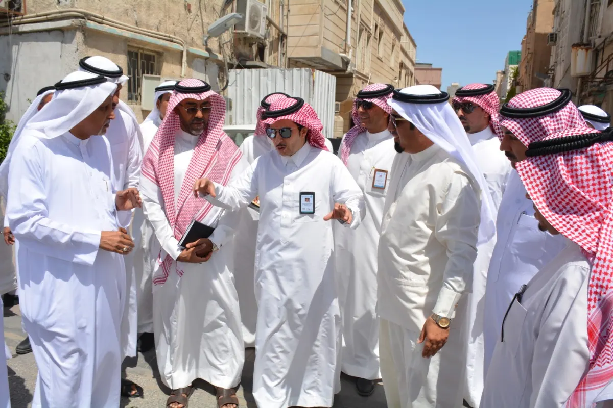 أهالي البحاري يستقبلون رئيس بلدية القطيف بقائمة مطالب