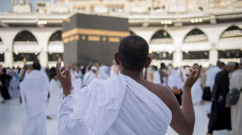 “الصحة” للمعتمرين: السوائل.. أهم النصائح الغذائية