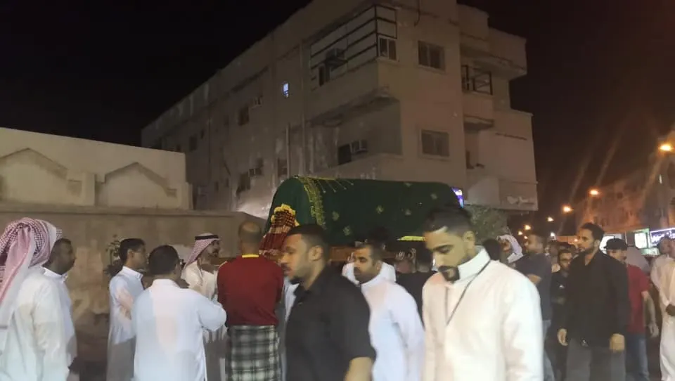 أهالي القطيف يُكرمون الميداني بإطالة طريق تشييعها إلى مقابر “الشويكة”