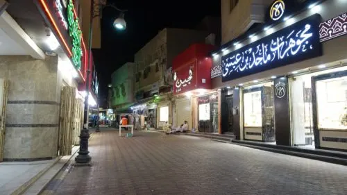 أصحاب محلات “مياس” يتخلّون عن مواقفهم لصالح سيارات المتسوقين