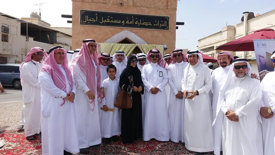 في يوم التراث.. عالية فريد تُهدى صفوى “ساباط”.. وتسقي الحضور عصير “جح”