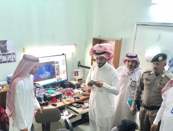 معمل مخالف يزوّر بصمات المواطنين والمقيمين ويضعها على شرائح الجوال