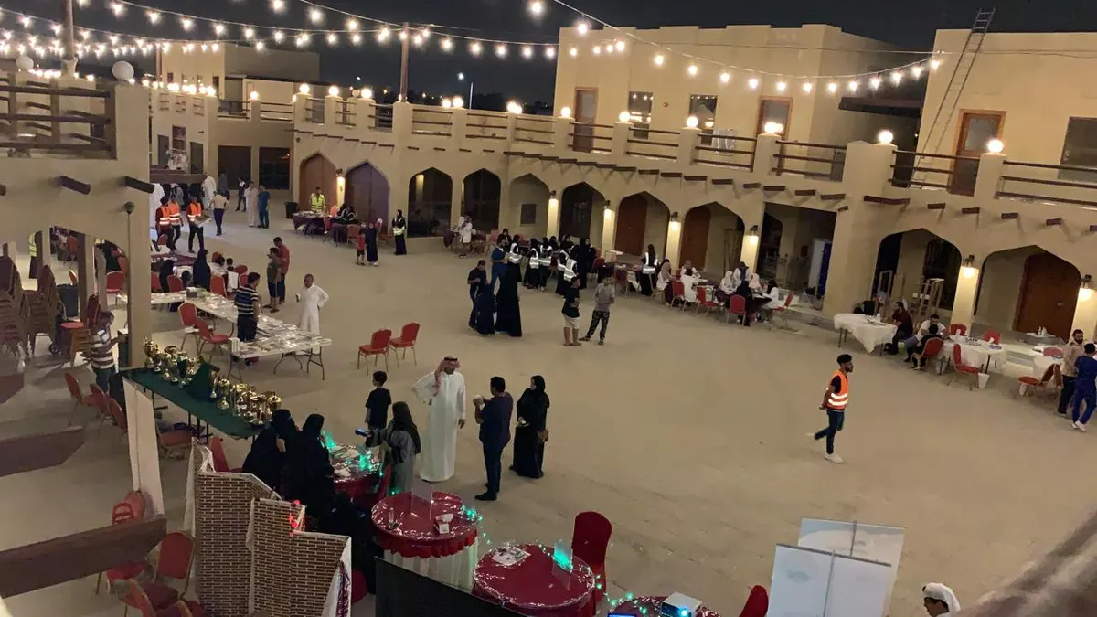 [صور] “قريقشون” العوامية يسبق توقيته.. والناس يحتفلون وسط الأضواء