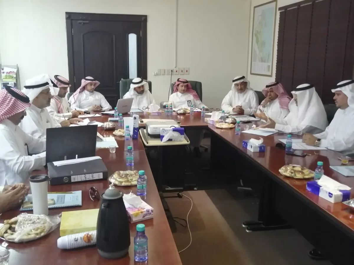 استمرار إغلاق "مياس" شهرين.. ومتابعة المحلات المخالفة 12 مشروعاً عاجلاً للقطيف.. و20 مليوناً لصيانة طرق صفوى وعنك