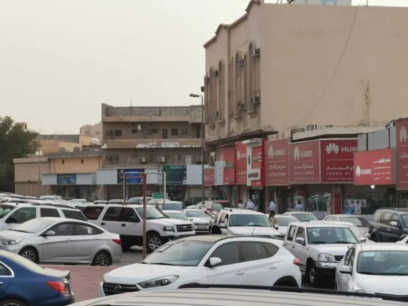 [صور] إغلاق شارع صغير يخنق اقتصاد مدينة…!