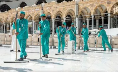التفاصيل والأرقام الكاملة في عملية تنظيف المسجد الحرام في 45 دقيقة