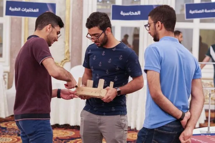 100 متطوع ومتطوعة يستعرضون 55 تخصصاً أكاديمياً