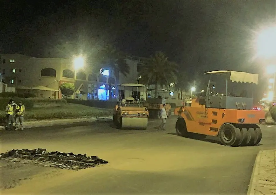 شمس يونيو تُعجّل نُضج الثمار.. وتُجبر البلديات على العمل في الليل