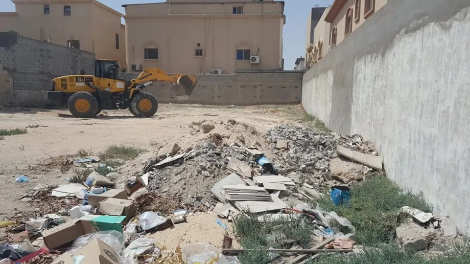 [صور] بلدية تاروت تُصلح ما أفسده المقاولون في ساحات الشاطيء والتركيا