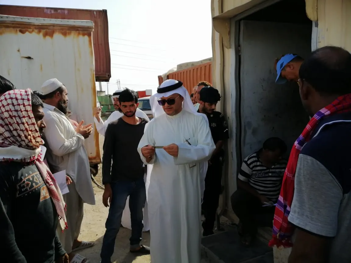 تأخر الرواتب يُوقف 30 عاملاً عن العمل.. ومكتب القطيف والشرطة يتدخلان