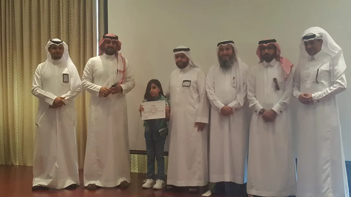 الأولى سعودياً.. “هيئة الأرصاد” تكرّم نور آل زاهر بجائزة التصميم الإلكتروني
