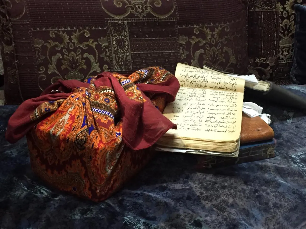 عرفتها نساء شمال القطيف بـ "أم عَبِدْ" و "ازْهُوري" و "الحَبُّوبة" “دِسْمال المُلّاية”.. آخر ما تبقّى من سيرة زهراء آل رقية
