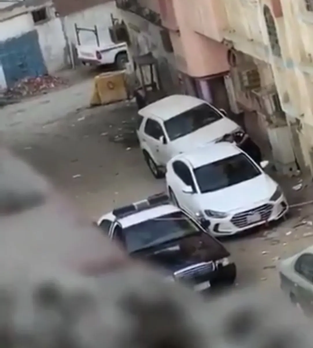 شاهدوا الدورية.. فلاذوا بالفرار.. وتركوا سيارتهم