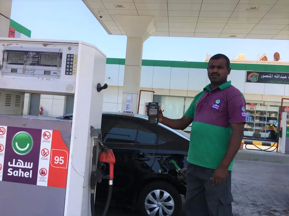 القطيف.. محطّات الوقود بدأت استخدام بطاقات “مدى”