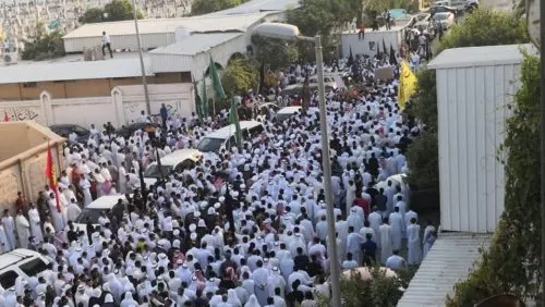 سيل بشري يحمل جنازة “الملّا حسن” إلى مثواه الأخير