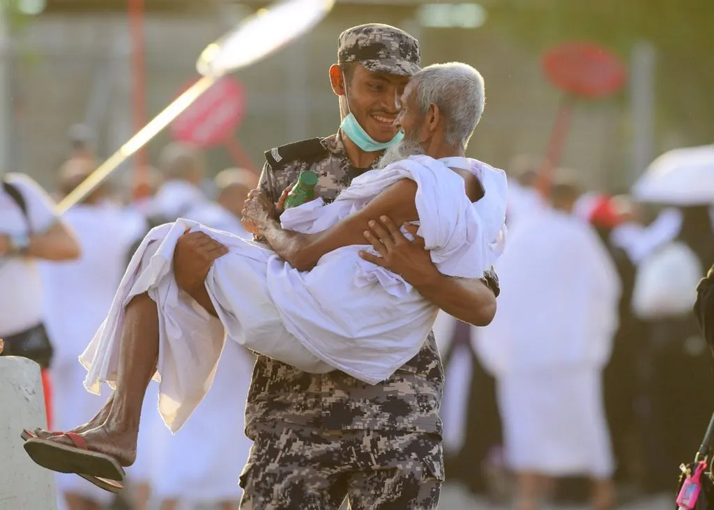 موقف رجل أمن يمنح العنزي جائزة أفضل صورة في الحج