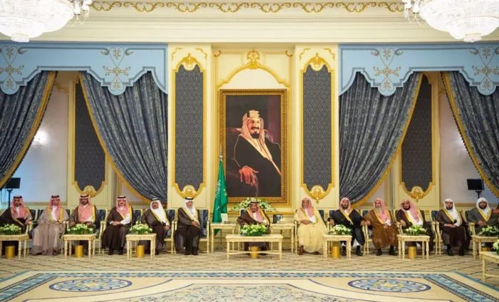 خادم الحرمين الشريفين يستقبل الأمراء والعلماء والمواطنين في جدة