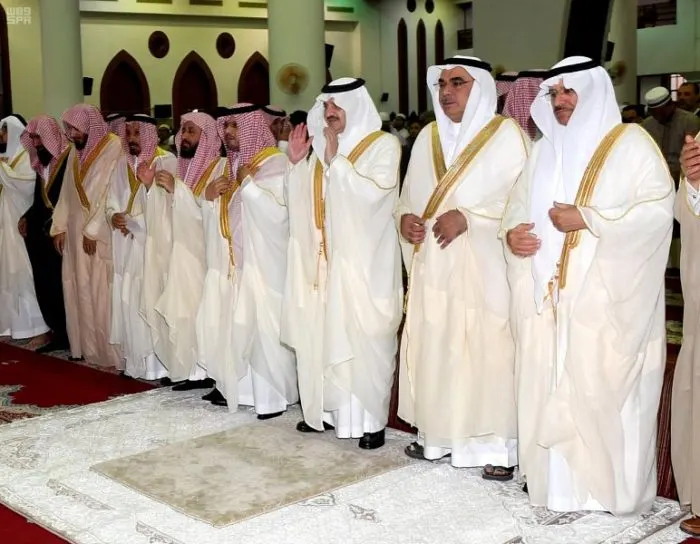 أمير الشرقية يؤدي صلاة عيد الأضحى ويستقبل المهنئين