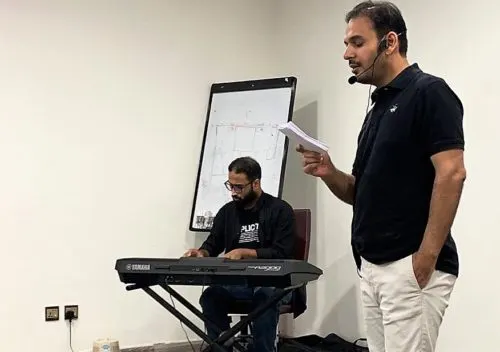 المنجور يأتي بالمخالف والمختلف وينسحب من المدنية.. ويتلو نصوصه.. منتصباً