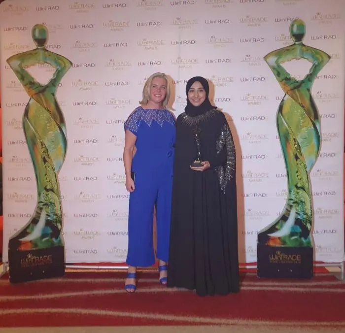 العلي تطور إمكانات 2000 طالبة في “لينكون” وتحصد جائزة WinTrade London